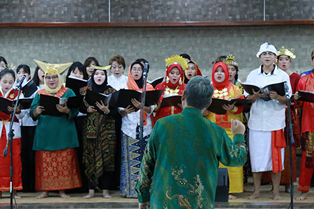 Senandung “Indonesia – Jepang Saling Sayang” di Join Concert Rascacielos Universitas Al Azhar Indonesia