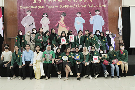 PBM Universitas Al Azhar Sukses Selenggarakan Traditional Chinese Fashion Week