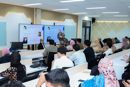 Prof. Dr. Mohamad Fauzan bin Noordin dari The International Institute of Islamic Thought (IIIT) Jelaskan Respon Islam terhadap Permasalahan Etika Artificial Intelligence (AI) di Universitas Al-Azhar Indonesia 