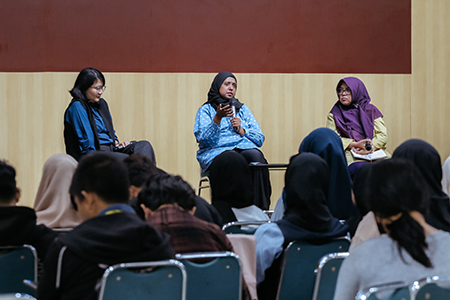 Mengeksplorasi Multikulturalisme dan Ekokritisme dalam Literatur “The Island of Missing Trees” karya Elif Shafak bersama Prodi Bahasa dan Kebudayaan Inggris UAI 