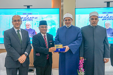 Rektor Universitas Al Azhar Kairo Berkunjung Ke UAI, Diskusi Kolaborasi hingga Mengisi Kuliah Umum