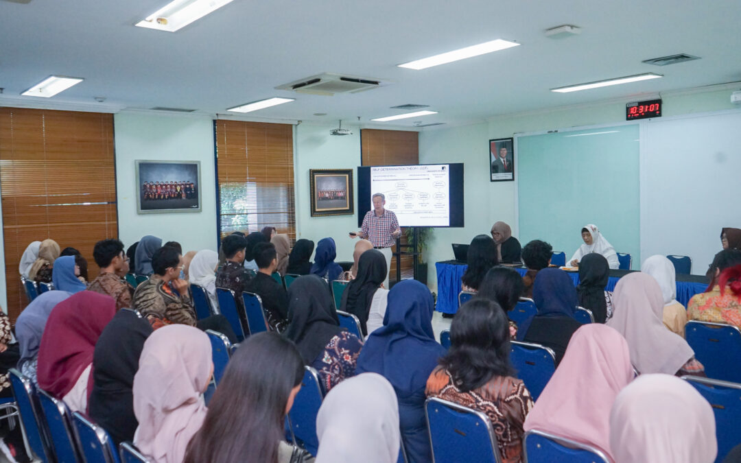 Kuliah Umum bersama Dr. Martin Lamb: Pentingnya Motivasi dalam Belajar Bahasa Inggris